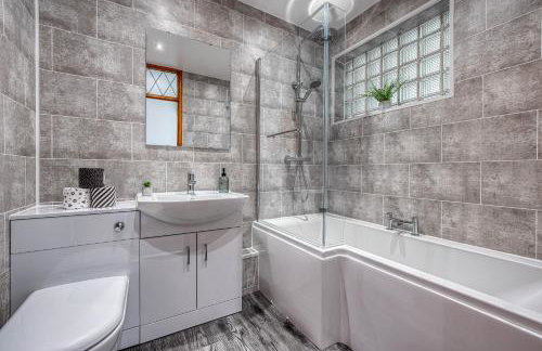 Abbey Court - 2 Bedroom Apartment, Parking, JLR, CVT - Coventry Accommodation LTD - Photo 8