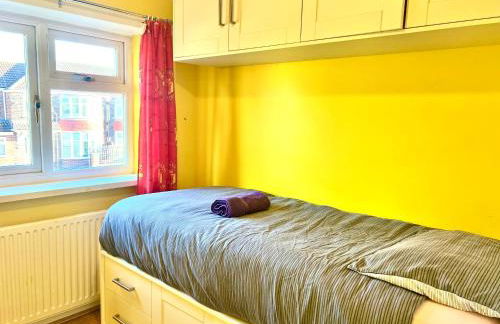 Spacious 3-Bed Family Retreat with Cosy Living and Garden! Free parking - Foto 19