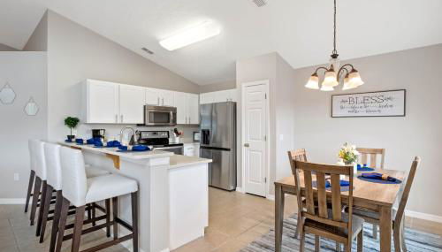 Family Retreat w/ Pool & Foosball, 8.5mi to Disney! - Foto 3, stove, dishwasher, pet friendly, toaster, minibar