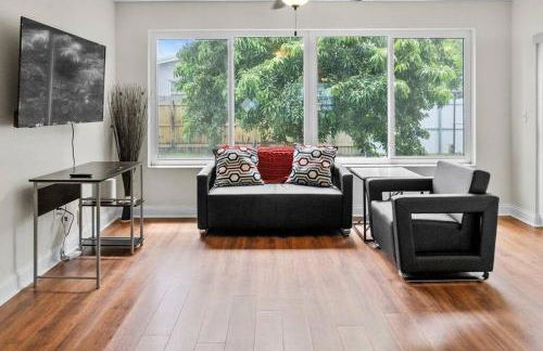 Stadium Sunflower Miramar home, 3 bd, 2 ba - Photo 8