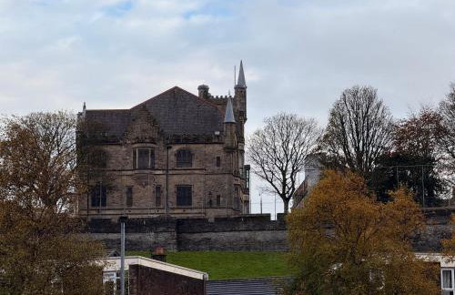 2BR City Centre Apartment By Travel Lets Short Term Rental Agency Derry With Free WiFi - Foto 15