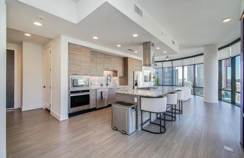 Downtown Luxury High-Rise with Panoramic Views - Foto 20