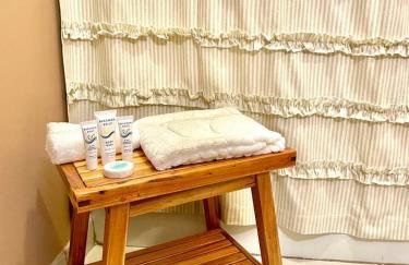 Vintage, Mid-Century Suite above Antique Store - Foto 24