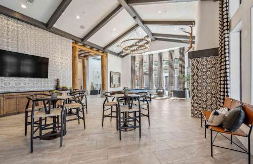 Boulevard Stays Quiet Modern 2BR Pickleball Pool Parking Gym 06 - Foto 25