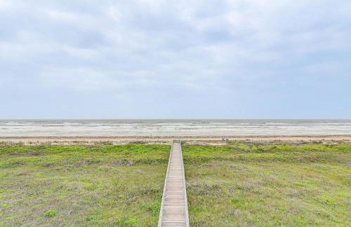 2 Decks, Patio and Views Beachfront Texas Retreat - Photo 37