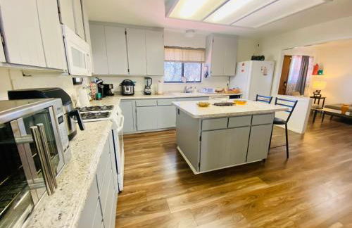 Family friendly, 3 bedroom house, with king bed for up to 15 - BBQ - Internet - jet tub - Foto 24