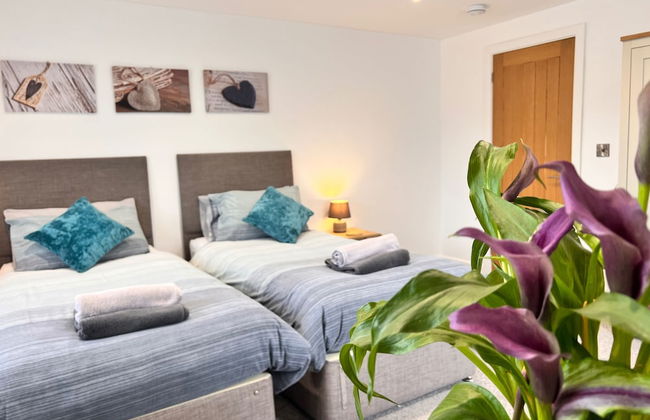 3 Bed House - Sleeps 5 - Pets - Garden - Parking - Photo 7