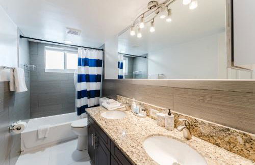 Serene Waterfront 2BR 2BA with Intracoastal Views, Pool, Balcony, Parking - Foto 47