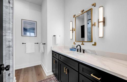 Lakefront Stay for 16 with Pool Dock & Game Room - Foto 37