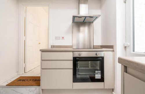 Liverpool Luxe Retreat 3 Bedroom House Next to Everton Stadium - Photo 29