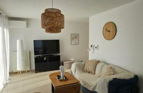 Charming 1 Bedroom Apartment with terrace air conditioning and private parking - Photo 1