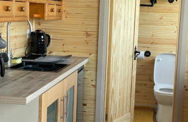 Cuddles & Bubbles Cozy Cabin with jacuzzi spa hot tub - Foto 10