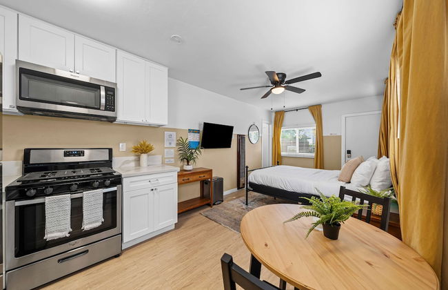 Live Like a Local - Studio With Huge Backyard - Photo 21