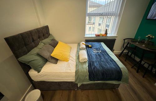 Southgate Luxury Apartments-Jaquzzi Bath-Private Parking- suitable for contractors - Foto 67