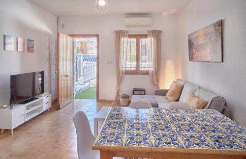 Sunny Coastal Retreat with Pool & Terrace - Foto 16