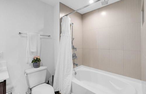 Sleek Doral Retreat 1 Bed Oasis With Free Parking - Foto 25