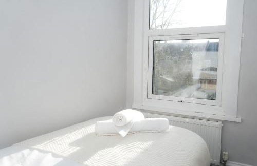 Luxury 3-Bedroom Home , with Free parking - Photo 28