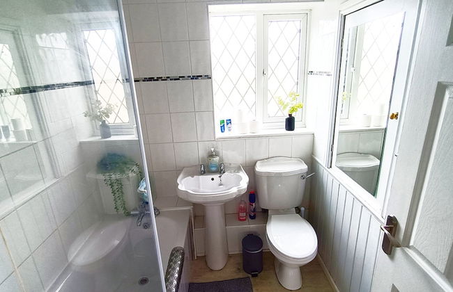 Cozy 3-Bed Family Home with Free Parking - Foto 47