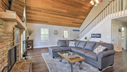 Lakefront Eatonton Home Boat Dock and Fire Pit - Foto 4