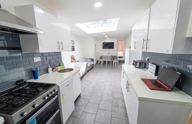 Large Studio 10 Minute Train Journey to the City! - Photo 7