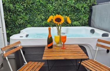 JUNGLE HOT TUB, games room, near eateries, micro brewery, pubs, beauty salons and boutique shops, Argyle, free Netflix, in the heart of Plymouth - Dogs welcome - Hosted by Absolute Accommodation Plymouth - Foto 45