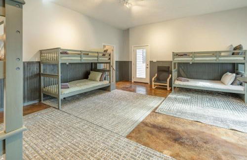 Majestic - Modern Cabin, Hot Tub, & Game Room! - Foto 19