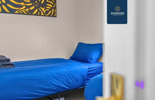 Muirton House 2 - INVOICE and REDUCED PRICE only via SUNRISE SHORT LETS DUNDEE, SLEEPS 8 has 4 Twin Bedrooms with 4 Car Parking, 2 Baths, 5 Smart TV, Fully Equipped, Garden, Free WiFi, and ONLY 9 Mins to STANNERGATE Ports - Foto 26