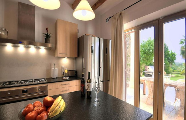 Exquisite Villa With Views - Photo 10