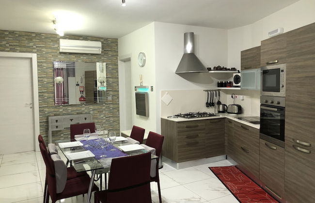 Sea View 2 Bed Apartment Close to Beach - Photo 14