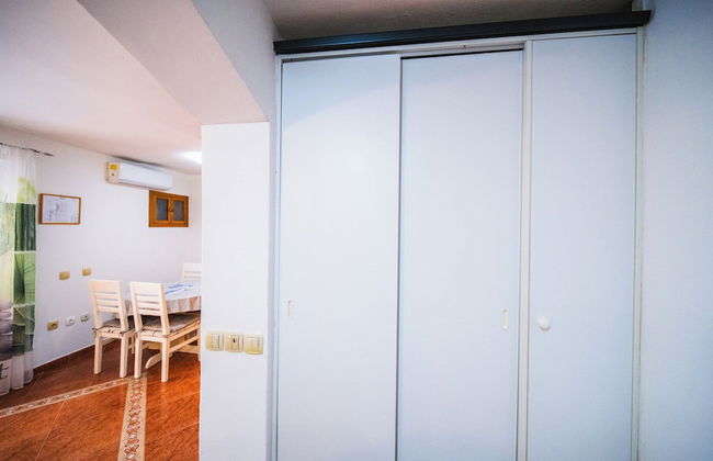 M & J Central Suites - Photo 45