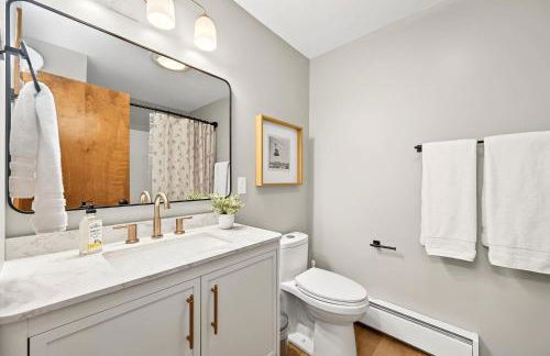 Updated 3BR Townhome Across From Holiday Valley - Foto 21