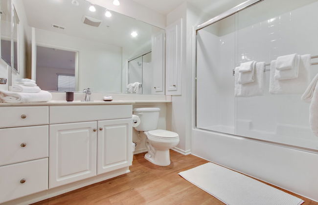 Global Luxury Suites at The Village - Photo 35