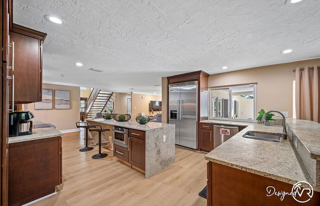 8BR Villa with Heated Pool Near Beach - Foto 38