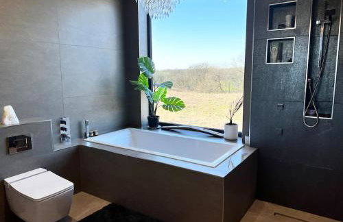 Manchester Luxury Country House Close To The City With Hot Tub & BBQ Fire Pit. - Foto 28