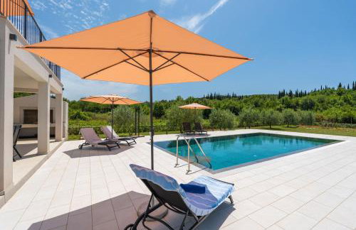 Green & Blue Five Bedroom Villa with Private Pool and Complete Privacy - Photo 43