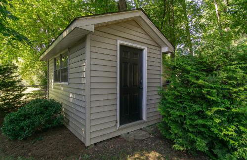 Charming Pet-Friendly Cottage Walkable to Town! - Foto 26