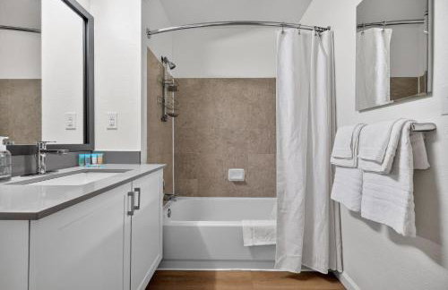 Newport 1 BR w Work Setup by Anyplace - 11747 - Foto 20