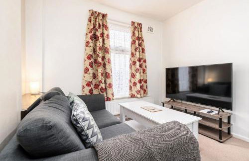 Convenient 2BR House with Great Transport Links - Photo 1