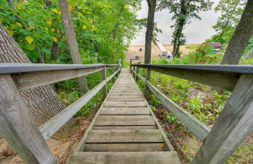 Sandy Beach Family Getaway with Fire Pit and Deck! - Foto 32