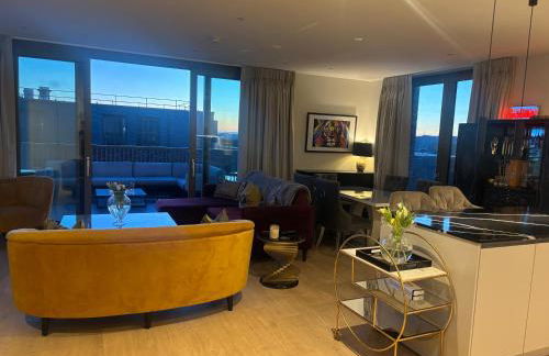 Stunning and central three bedroom Penthouse with roof terrace - Photo 17