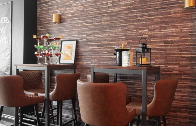 The Sailing Club - 6 Bedroom Hot Tub Town Centre - Photo 4