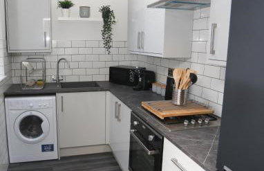 Cheerful 4-bedroom home in Sheffield - Photo 1