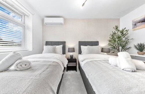 AC & Private Drive Stylish 4BR 5 Beds 8 Guests Wifi And Parking - Photo 36