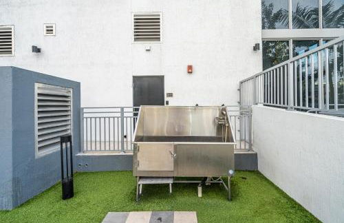 Miami Magic Vibrant 2 Bedroom with Free Parking - Photo 26