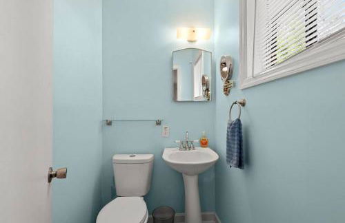 Cozy Home Across from Base, Close to Airport & Beaches - Photo 8