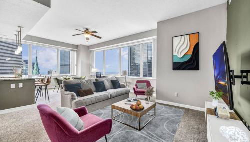 14th Floor Lux Downtown Condo w/ LAKE VIEWS & Gym - Foto 2