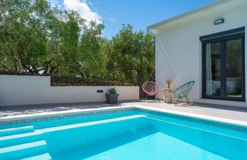 Apartment Gironi with Pool, Jacuzzi - Photo 42