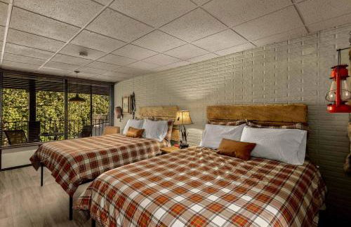 Stonegate Lodge 2 Queen Beds WIFI 50in Roku TV Salt Water Pool Room #105 - Photo 4