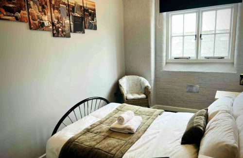 City Mill - Next to Town Centre Shopping and Restaurants - Free Parking - Foto 19