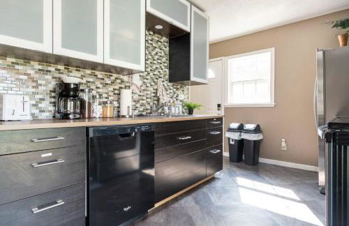 Enchanting 3BR Cottage Close to Downtown - Foto 7